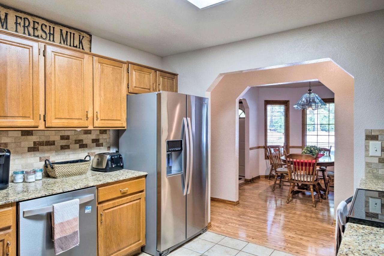 Beautiful Ozark Oasis With Deck Walk To Beaver Lake 로저스 외부 사진